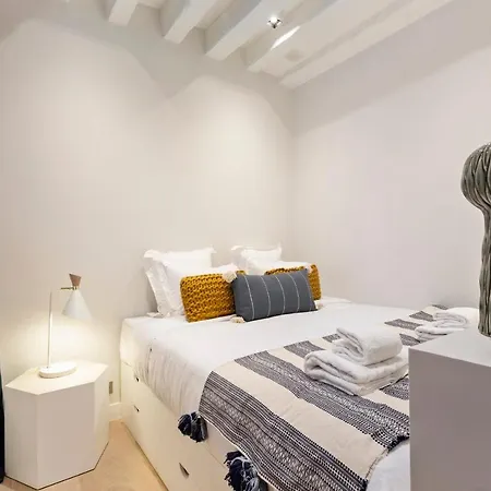 Modern 2-bed Apt In With Great Transportation Links