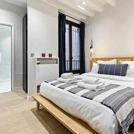 Modern 2-bed Apt In With Great Transportation Links